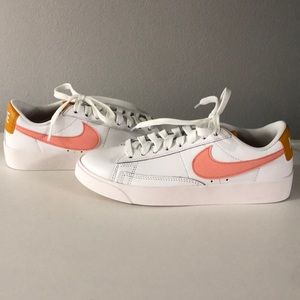 Nike blazer low summit white pink quartz.
